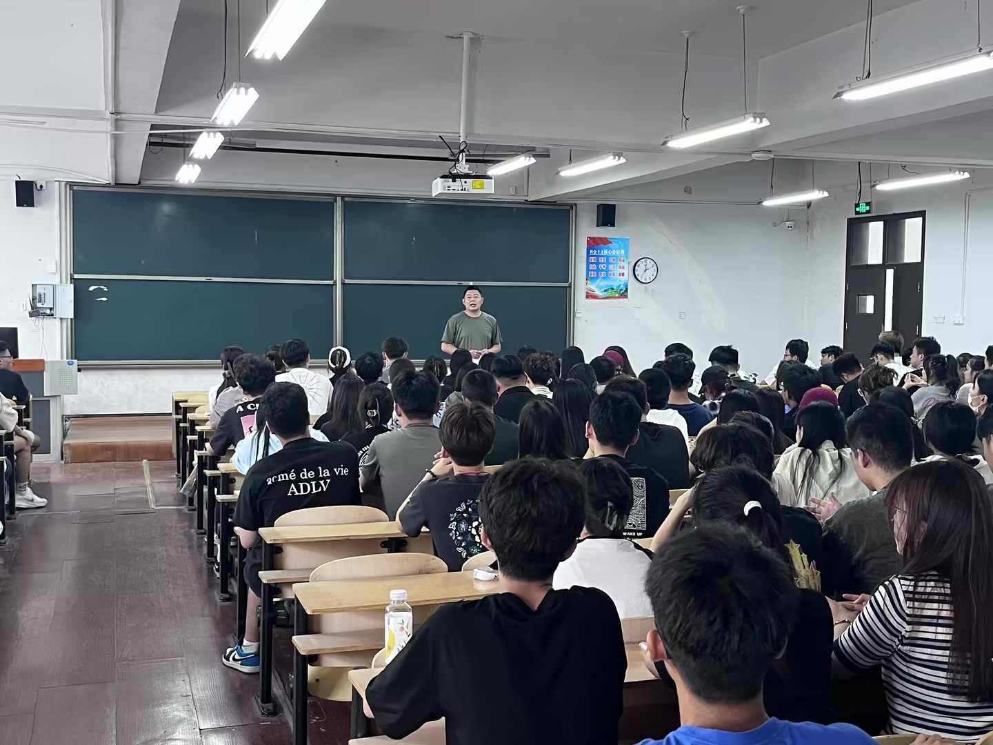 ​bv伟德国际体育顺利开展2023级新生本科学长工作见面会