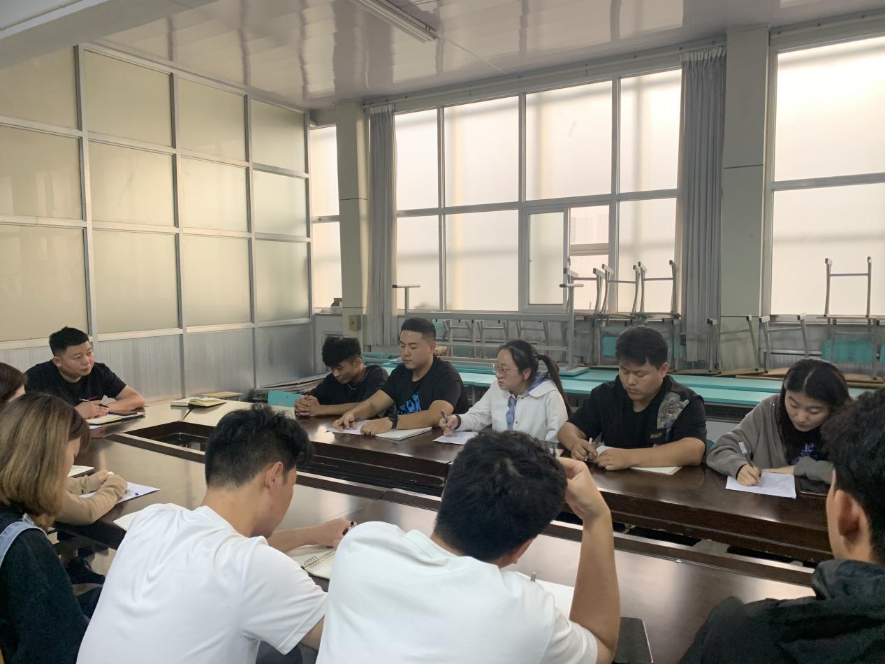 “我为员工办实事”——​bv伟德国际体育组织召开新生学长座谈会